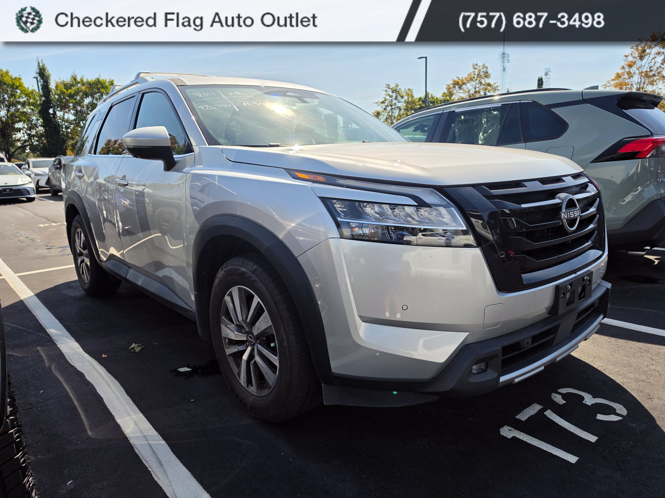 Used 2022 Nissan Pathfinder SL w/ SL Black Package FWD image 3