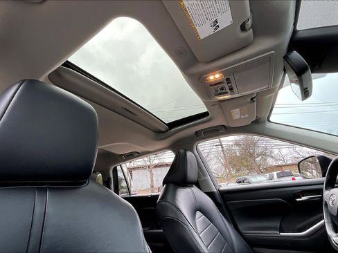 Used 2023 Toyota Highlander XLE FWD image 14