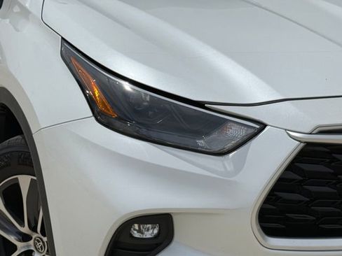 Used 2023 Toyota Highlander XLE image 3