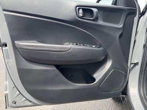 Used 2022 Hyundai Venue Limited FWD image 15