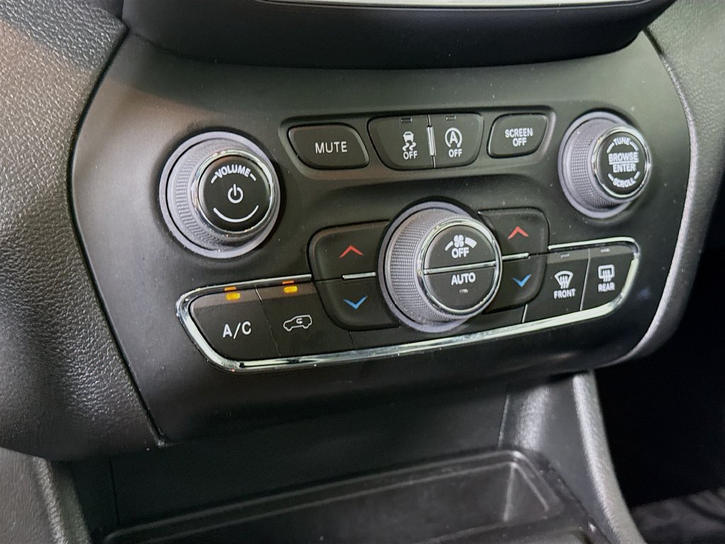 Used 2023 Jeep Cherokee Altitude Lux w/ Lux Elite Package AWD/4WD image 10