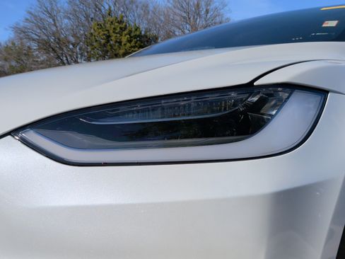 Used 2023 Tesla Model X Plaid image 3