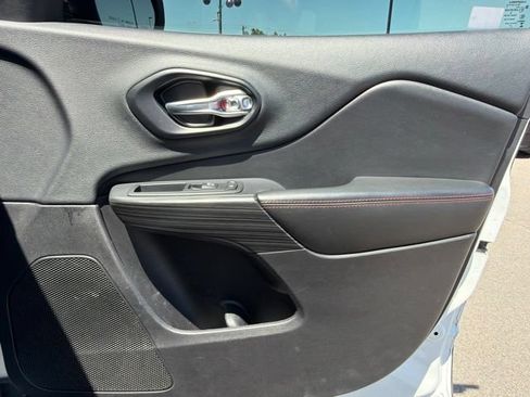 Used 2016 Jeep Cherokee Trailhawk AWD/4WD image 10