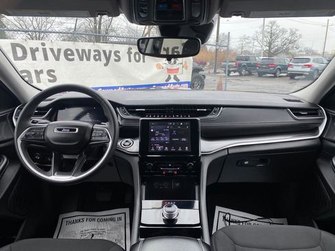 Used 2023 Jeep Grand Cherokee Laredo image 18