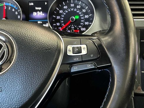 Used 2019 Volkswagen e-Golf SE w/ Driver Assistance Package image 24