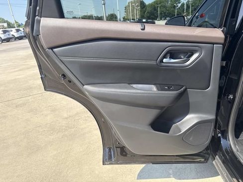 Used 2023 Nissan Rogue SV w/ SV Premium Package FWD image 11