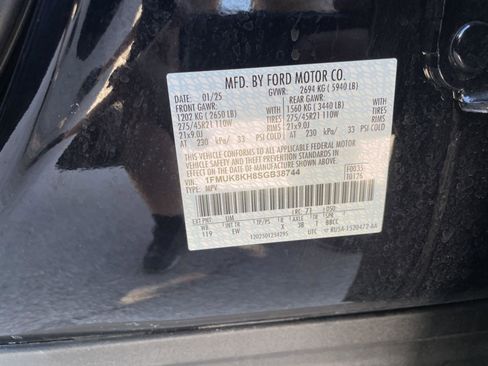 Used 2025 Ford Explorer ST-Line w/ ST-Line Street Pack image 37