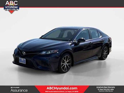 Used 2022 Toyota Camry SE image 1