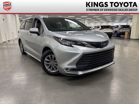 Used 2023 Toyota Sienna XLE image 1
