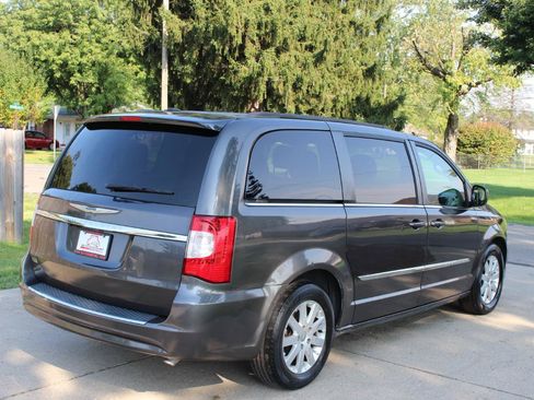 Used 2016 Chrysler Town & Country Touring FWD image 9