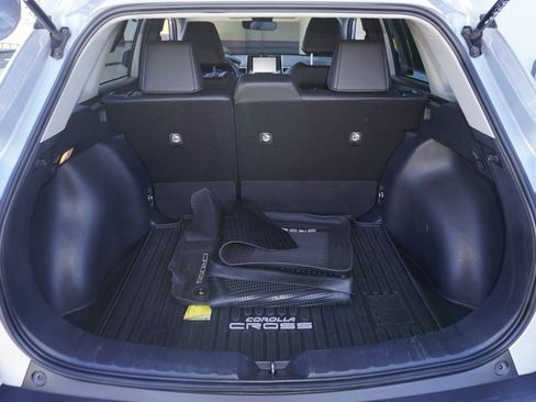 Certified 2022 Toyota Corolla Cross XLE image 9