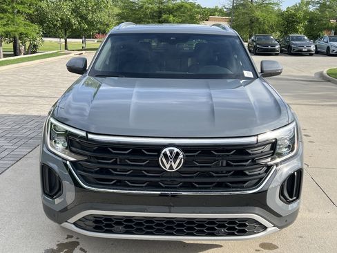 Certified 2025 Volkswagen Atlas Cross Sport SE w/ Panoramic Sunroof Package FWD image 3