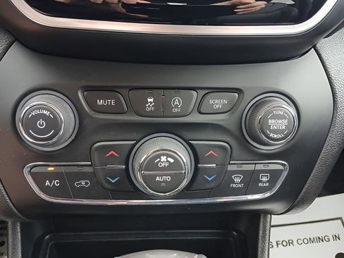 Used 2019 Jeep Cherokee Limited w/ Trailer Tow Group AWD/4WD image 17
