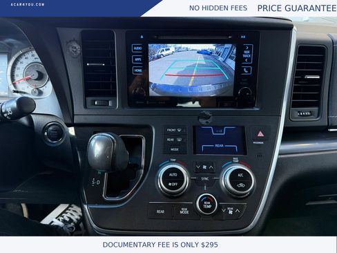 Used 2017 Toyota Sienna SE Premium image 17