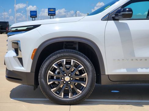 Used 2026 Chevrolet Traverse LT w/ Sun and Wheel Package FWD image 9