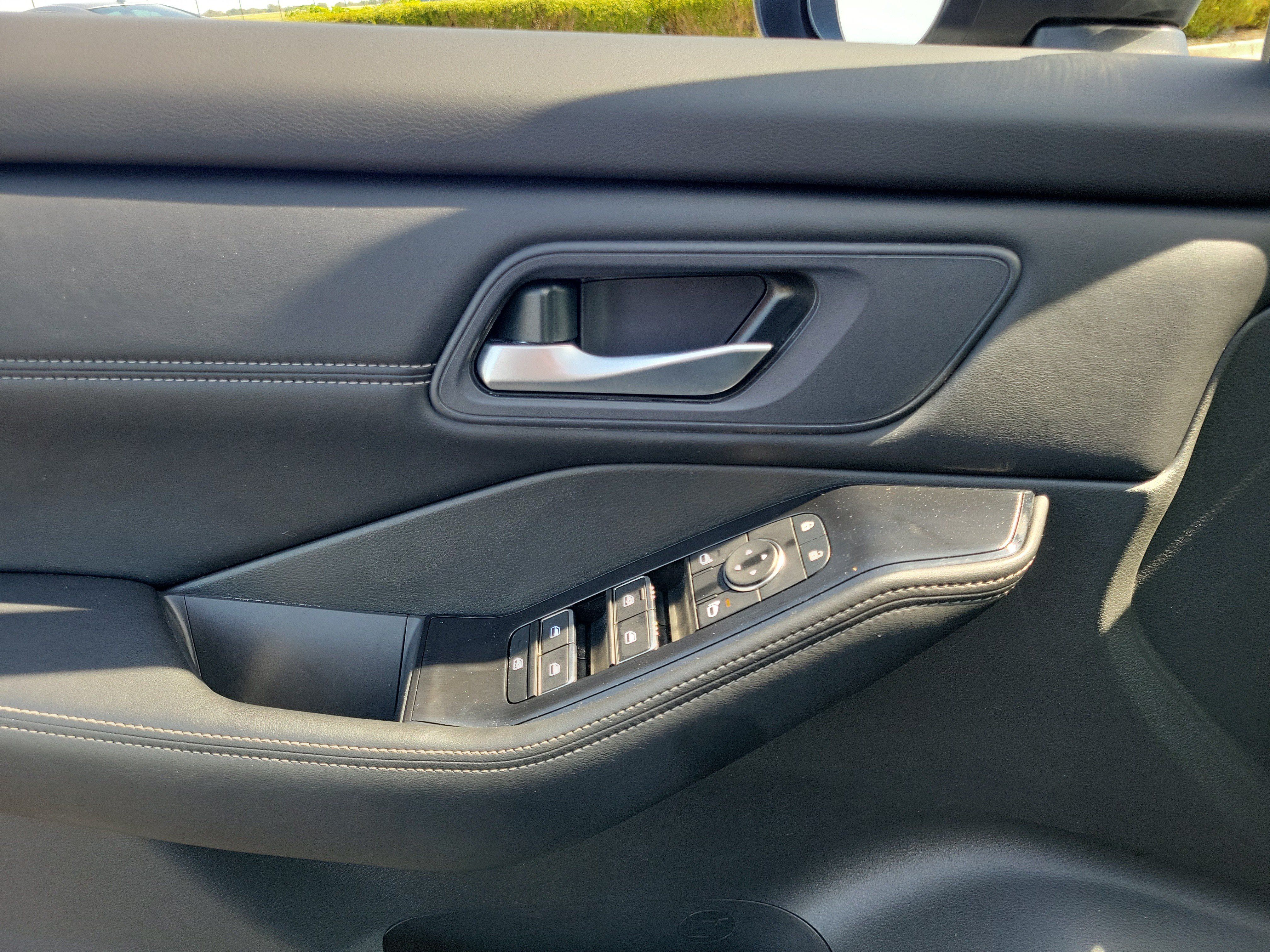 Certified 2025 Nissan Rogue SL FWD image 17