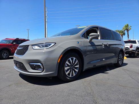 Used 2022 Chrysler Pacifica Touring-L w/ Uconnect Theater Family Group FWD image 2