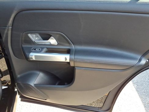 Used 2021 Mercedes-Benz GLB 250 4MATIC image 11