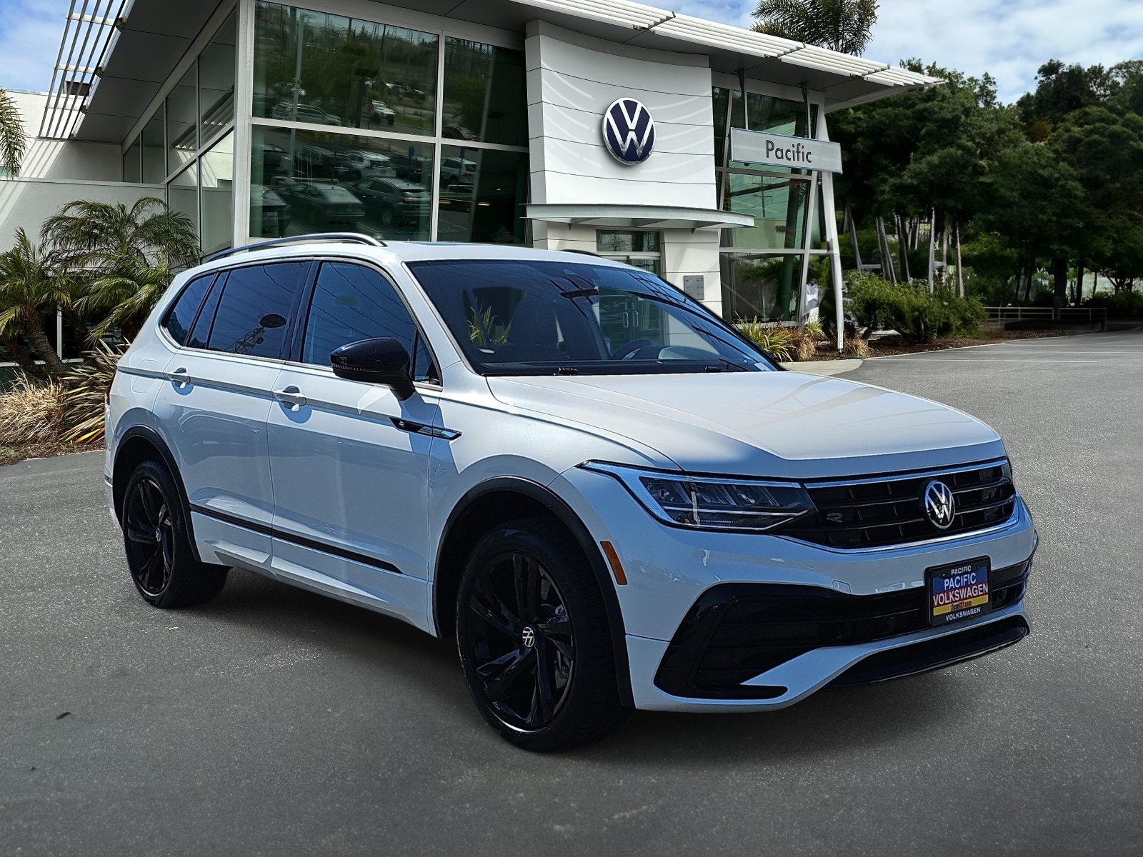 Certified 2023 Volkswagen Tiguan SE R-Line AWD/4WD image 3