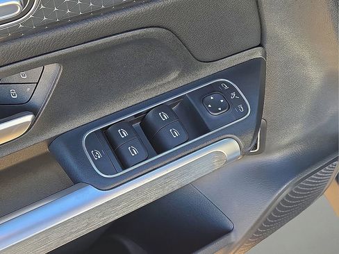 Used 2025 Mercedes-Benz GLB 250 image 22