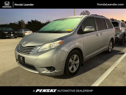 Used 2017 Toyota Sienna LE image 1