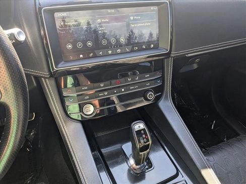 Used 2020 Jaguar F-PACE SVR image 15