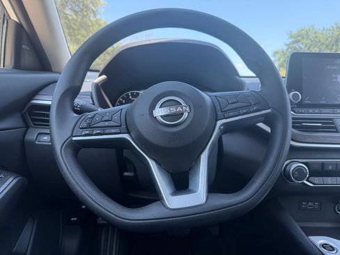 Used 2025 Nissan Altima 2.5 SV FWD image 29