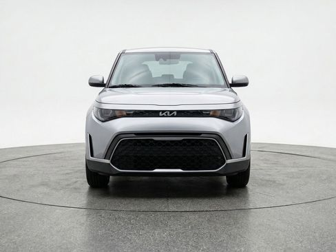 Used 2025 Kia Soul LX w/ LX Technology Package image 2