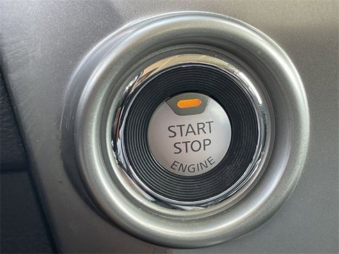 Used 2021 Nissan Titan SV w/ SV Convenience Package image 22