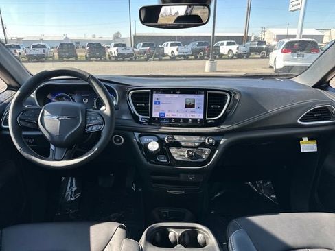 New 2026 Chrysler Pacifica Select image 9