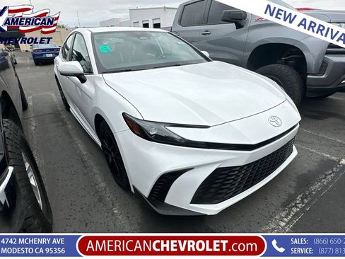 Used 2025 Toyota Camry SE FWD image 1