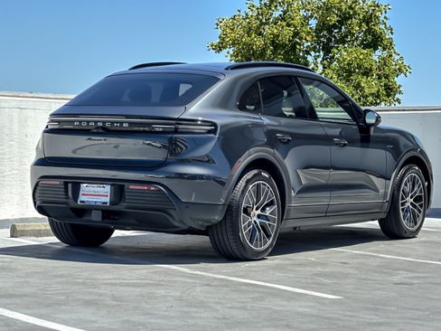 Certified 2025 Porsche Macan 4 Electric AWD/4WD image 8