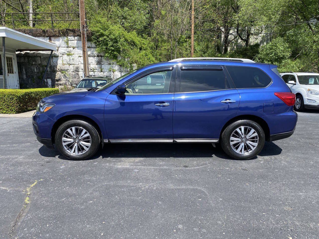 Used 2017 Nissan Pathfinder S AWD/4WD image 2
