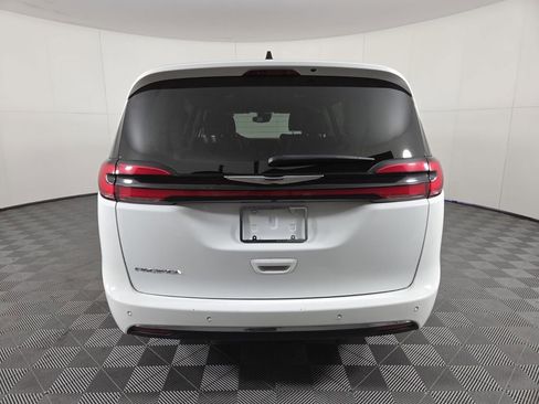 Certified 2023 Chrysler Pacifica Touring-L image 34