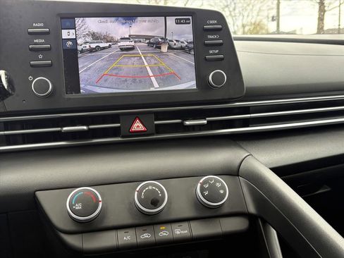 Certified 2025 Hyundai Elantra SE image 9