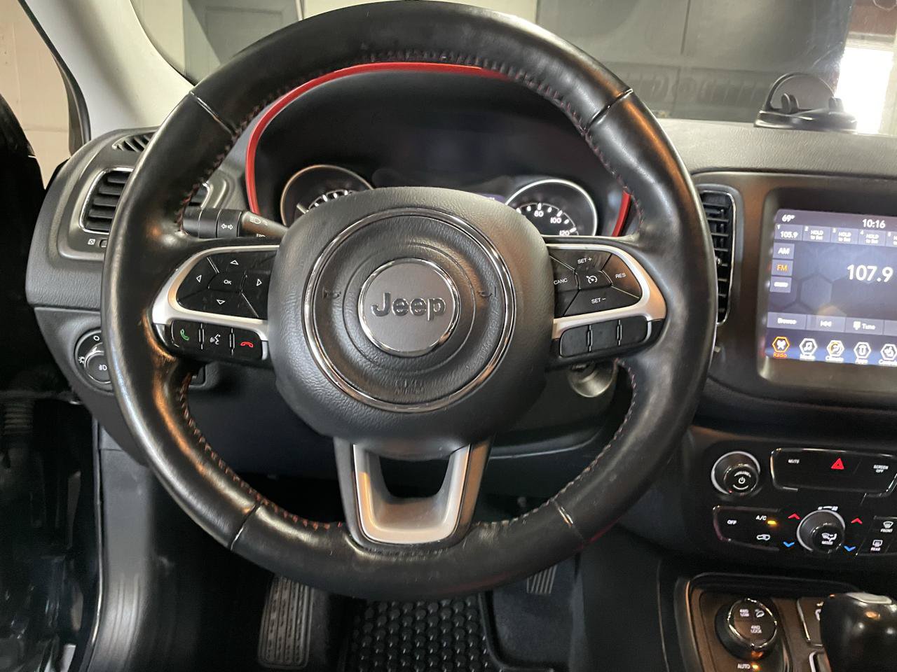 Used 2019 Jeep Compass Trailhawk w/ Leather Interior Group AWD/4WD image 23