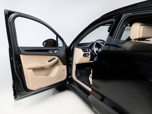 Certified 2025 Porsche Macan image 28