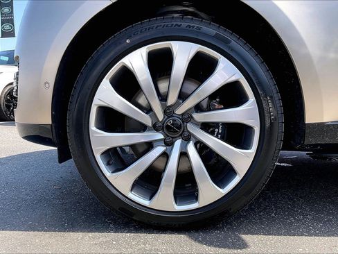New 2026 Land Rover Range Rover Long Wheelbase SE AWD/4WD image 18