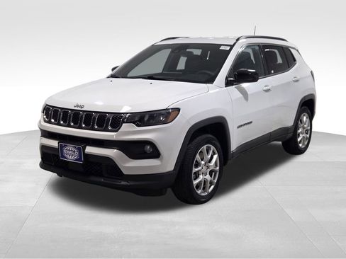 Used 2023 Jeep Compass Latitude image 18