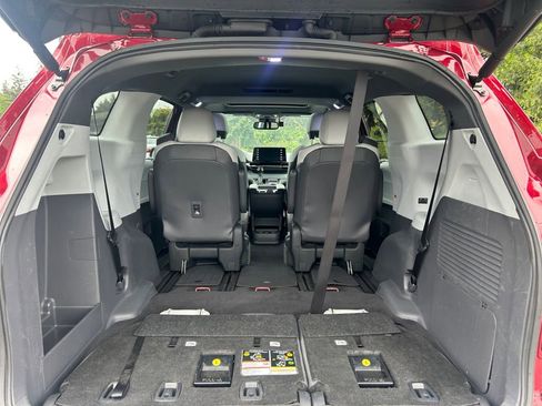 Used 2024 Toyota Sienna XSE FWD image 23