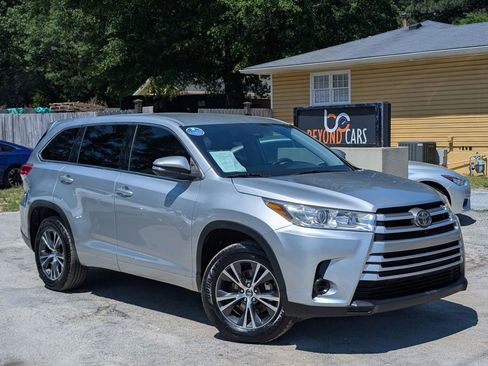 Used 2018 Toyota Highlander LE FWD image 1