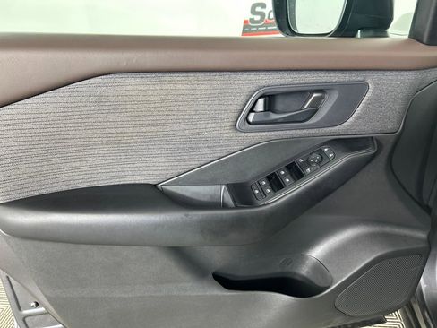 Used 2023 Nissan Rogue S image 11