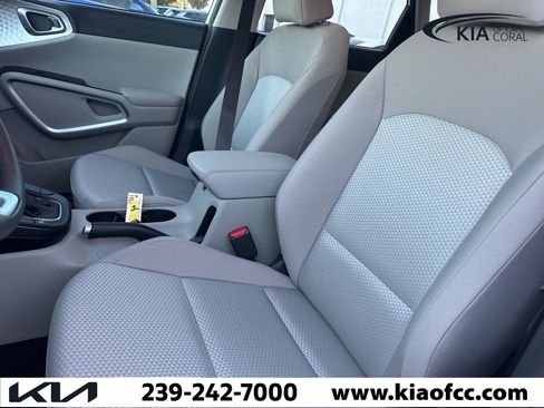 Certified 2025 Kia Soul LX image 3