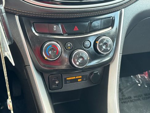 Used 2021 Chevrolet Trax LS AWD/4WD image 24