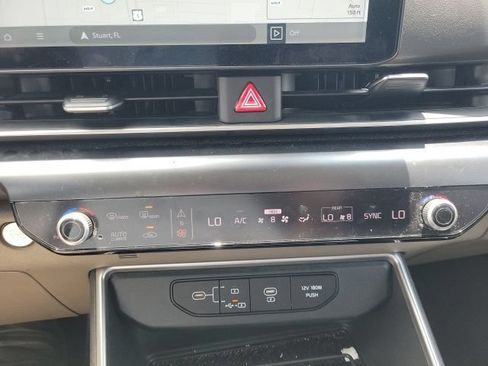 Certified 2025 Kia Carnival FWD image 9