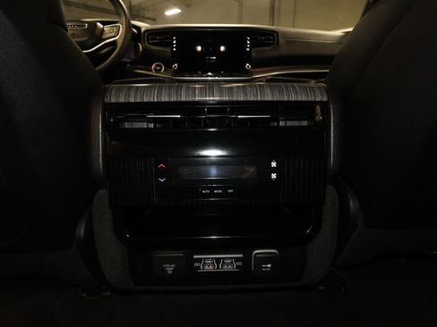 Used 2024 Jeep Wagoneer L Series II w/ Flexible Seating Group AWD/4WD image 31