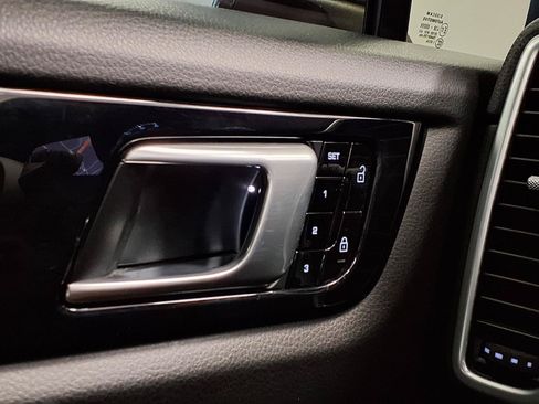 Used 2019 Porsche Cayenne S AWD/4WD image 32