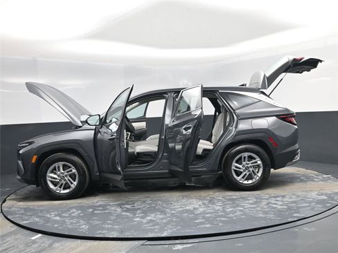 Certified 2025 Hyundai Tucson SE image 28