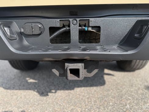 Used 2019 Toyota Tacoma TRD Off-Road w/ Technology Package AWD/4WD image 12