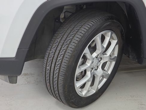 Used 2023 Jeep Compass Latitude image 30